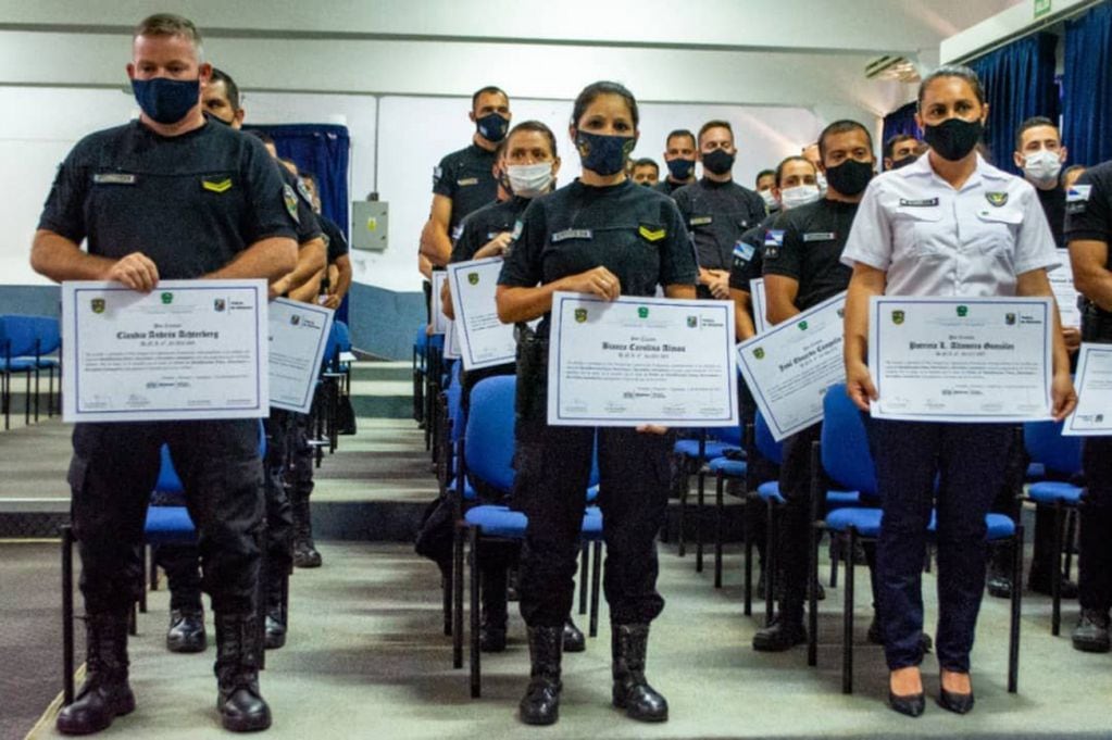 Se hizo entrega de diplomas y certificados a policías capacitados en Perito Verificador y Revenido Electroquímico.