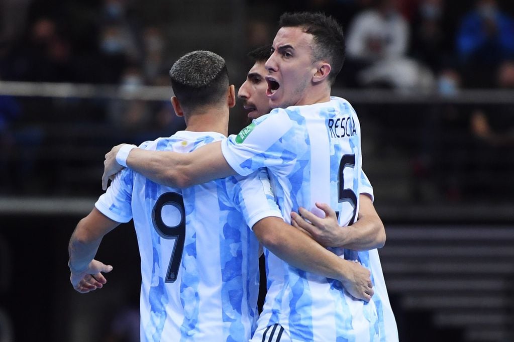 La selección argentina de futsal y un festejo ante Brasil, en el partido de semifinales.