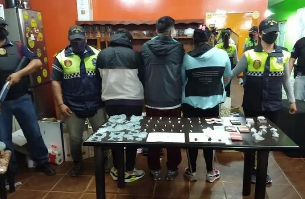 Una familia detenida por vender drogas en una verdulería.