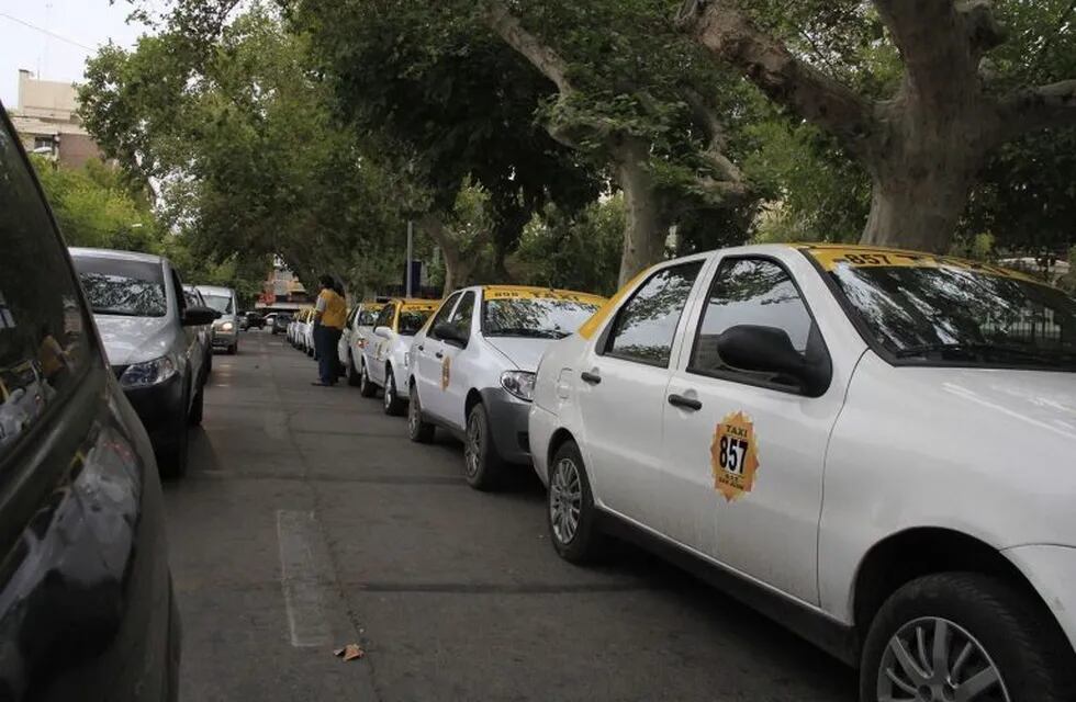 Ante una serie de robos a taxis y remises, entregarán "botón antipánico" a los choferes