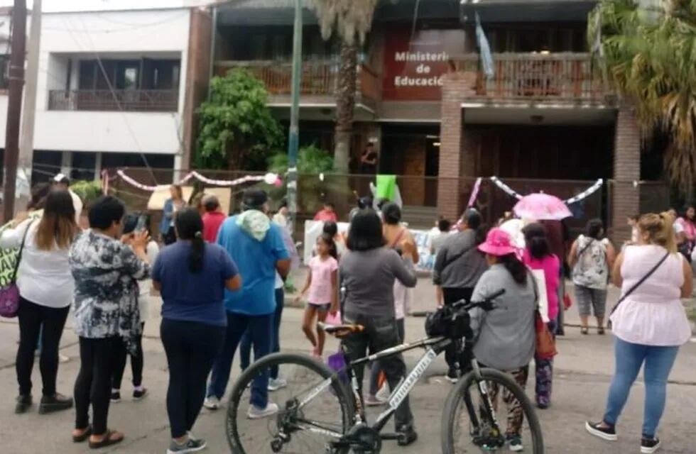 Protesta de padres ante el Ministerio de Educación de Jujuy