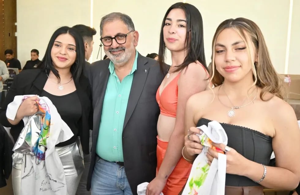 El intendente Raúl Jorge presidió el agasajo a las alumnas que representarán a 59 escuelas y colegios de departamento Dr. Manuel Belgrano en la 72.da FNE.
