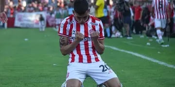 Mauro Verón celebra su gol ante Almirante Brown