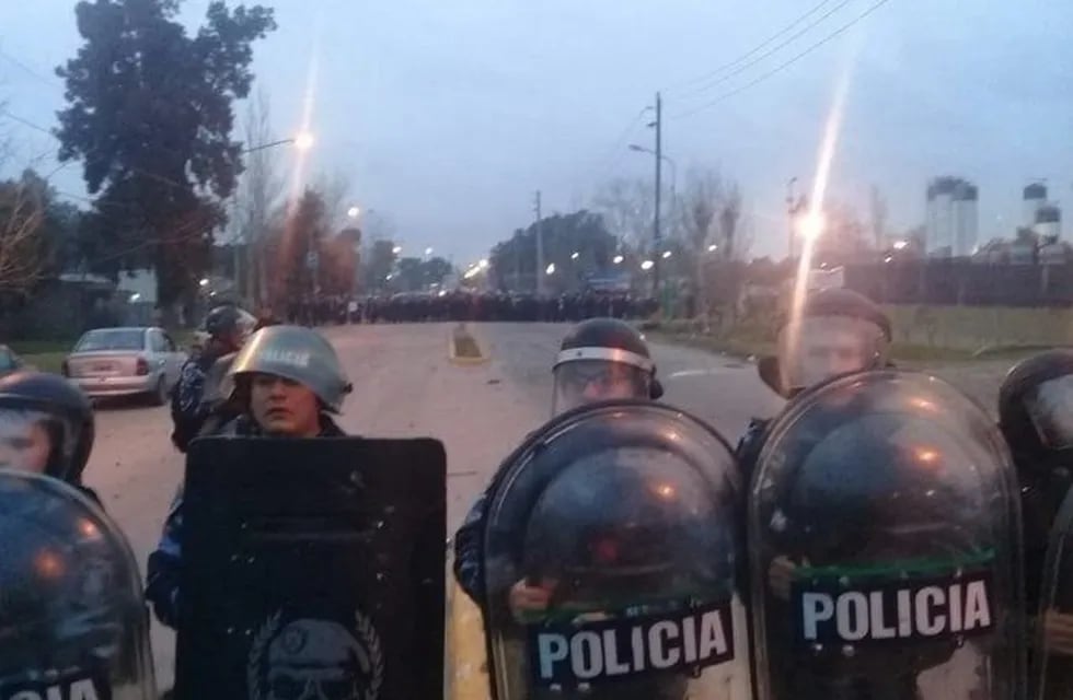 Unos 200 policías custodian las imnediaciones en cercanías del camino Vergara a la altura de Ensenada.