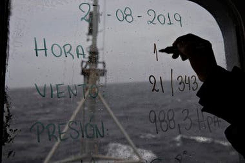 Los datos meteorológicos son apuntados sobre uno de los parabrisas del buque Fuente: LA NACION - Crédito: Santiago Filipuzzi / Enviado Especial.