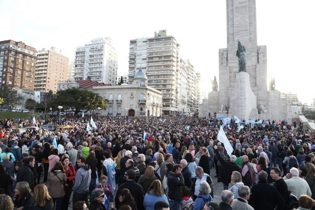 Gran convocatoria en Rosario en apoyo a Macri (@_charlycardozo)