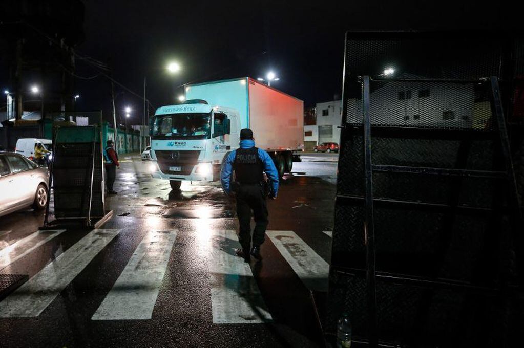 La policía controla el ingreso de los camiones que transportan urnas para ser repartidas en los distintos centros de votación para las elecciones del próximo domingo, en la ciudad de Buenos Aires (Foto: EFE/Juan Ignacio Roncoroni)