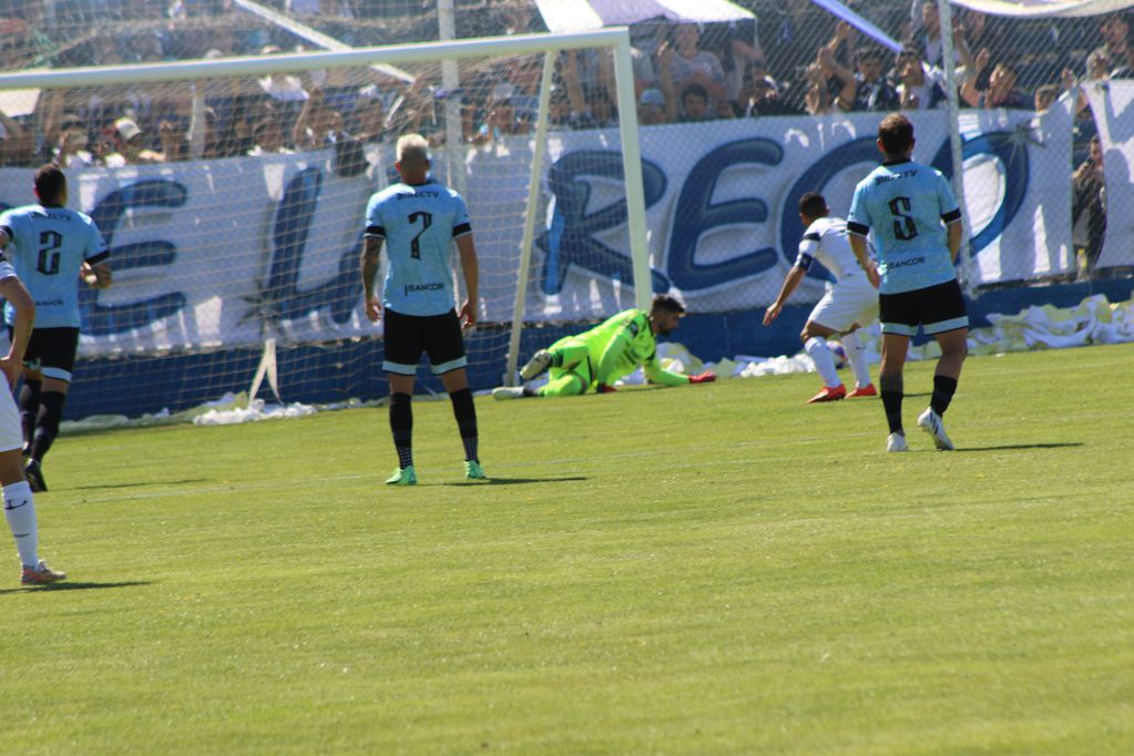 Vicentini le tapó un penal a Rolle en el primer tiempo (Foto: Prensa Belgrano).