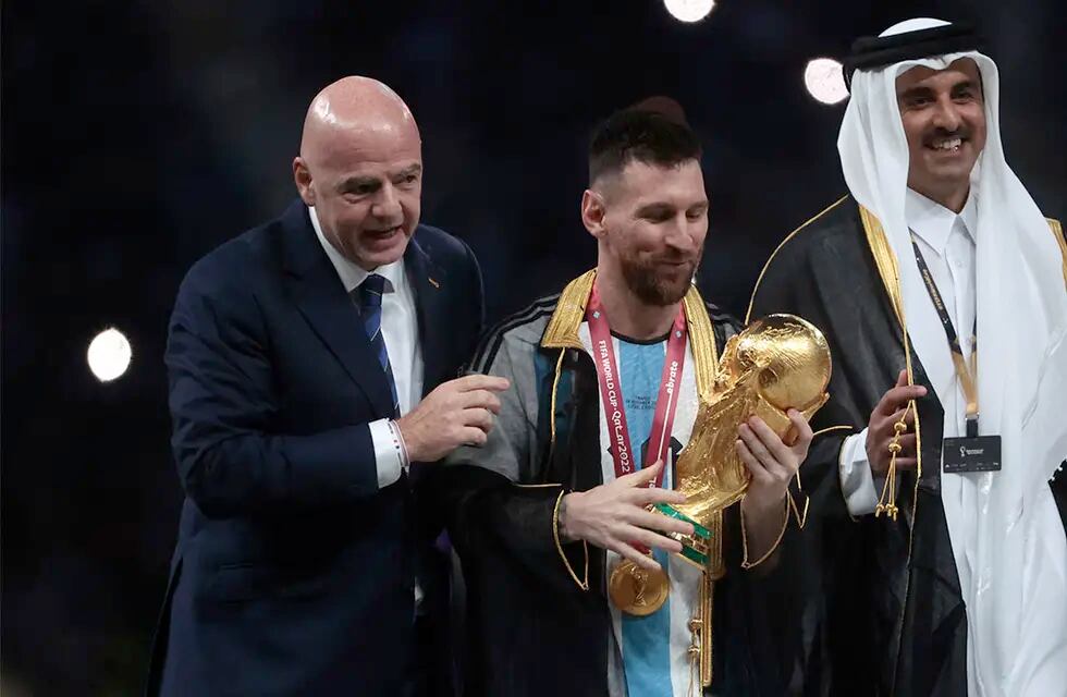 Messi levanta la copa del mundo, una imagen que millones de personas queríamos ver.