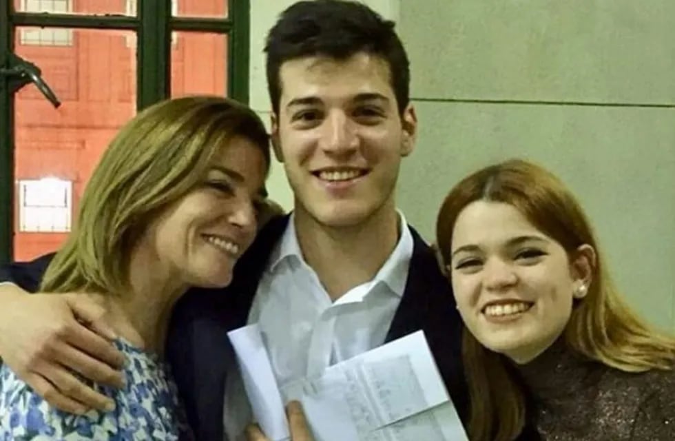 Débora Pérez Volpin junto a sus hijos Luna y Agustín Funes