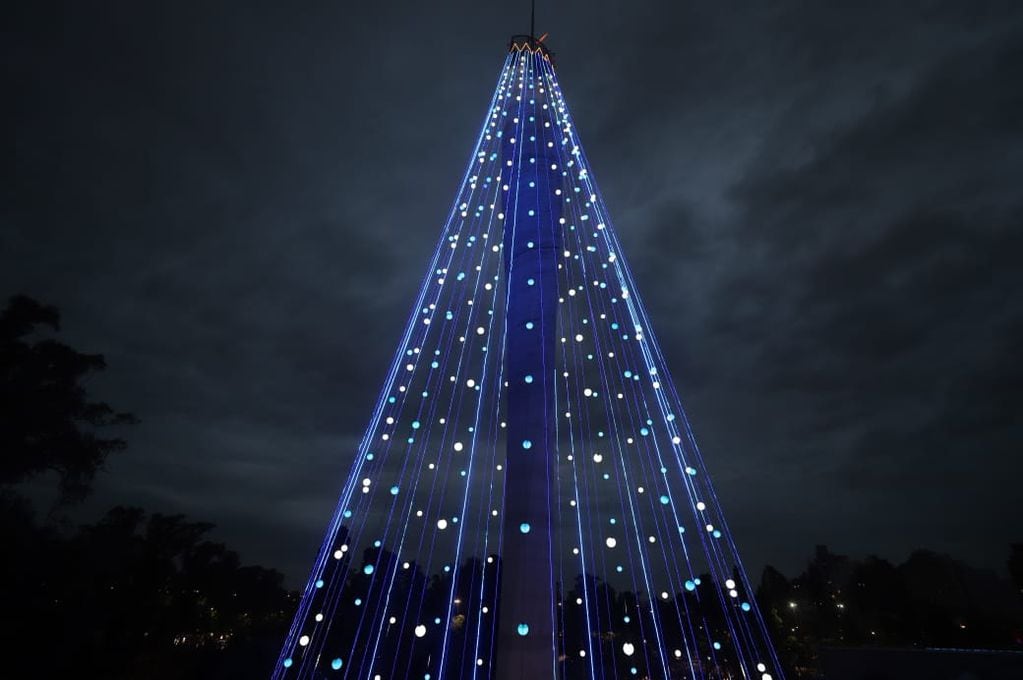 Así quedó iluminado el arbolito de Navidad del Faro del Bicentenario en Córdoba.