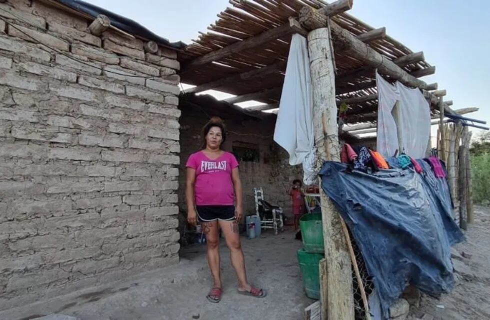Elizabeth, de Pocito, cuenta que no pueden entrar a su casa luego del terremoto.