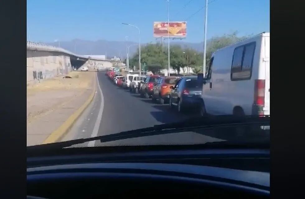 Interminable cola de automóviles para hacer compras en un súper de Mendoza.