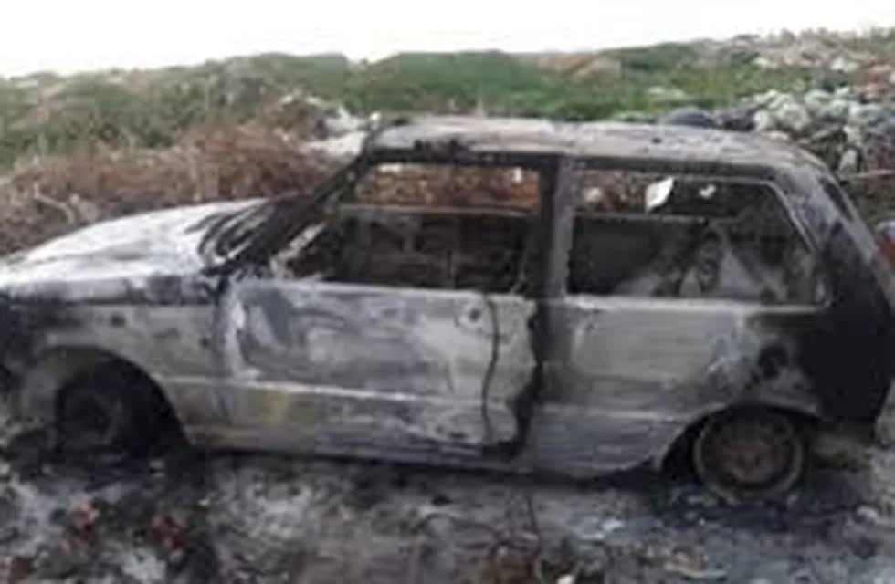 El auto totalmente destruido por el fuego abandonado en un descampado