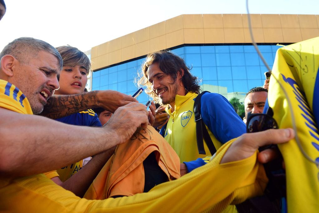 Los jugadores de Boca llegaron a la ciudad de Córdoba para disputar el partido por la semifinal contra Estudiantes de La Plata y se acercaron saludar a los hinchas. 