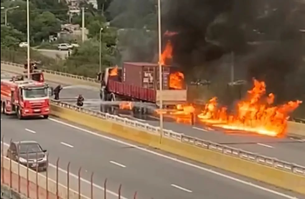 La cabina de un camión fue consumida por las llamas cuando el fuego estalló mientras transitaba por el puente Paraguay, en San Salvador de Jujuy.