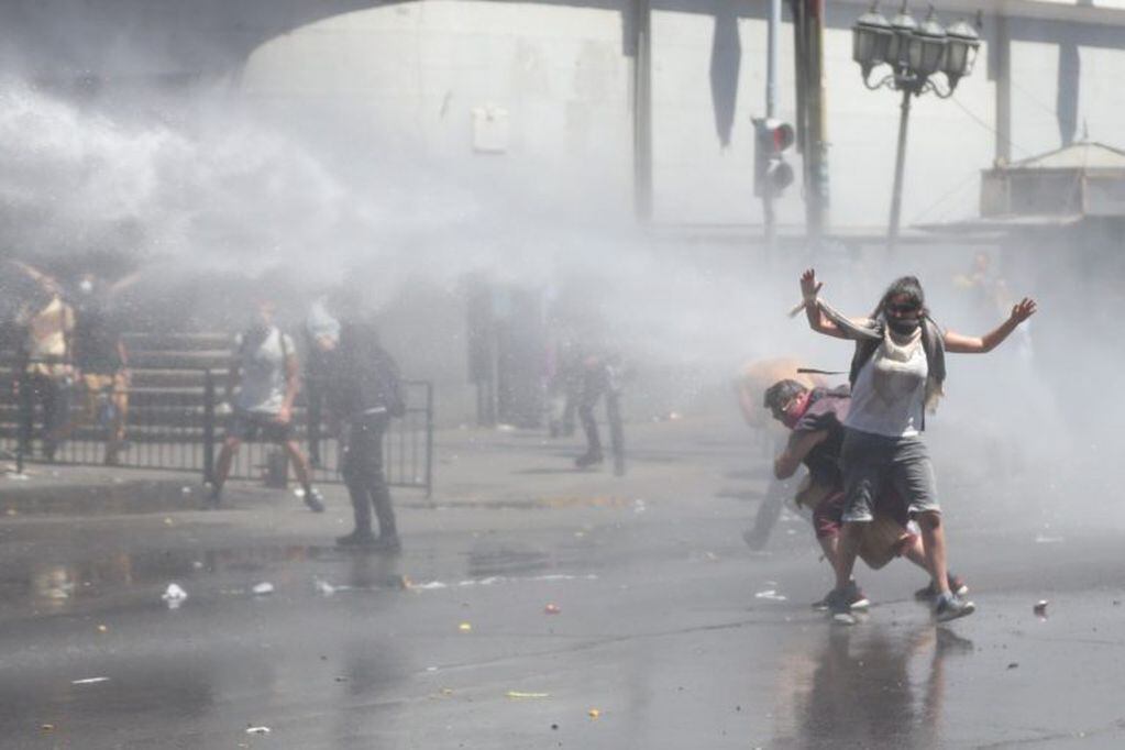 Manifestantes se enfrentan este martes a efectivos antidisturbios en Valparaíso. (EFE/Fernando Bizerra Jr.)