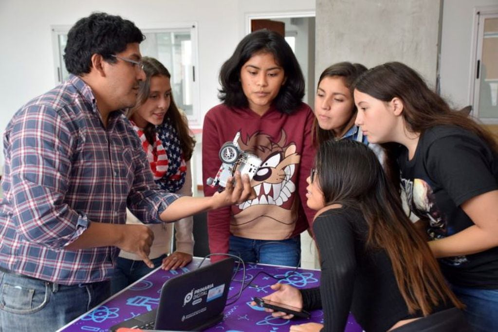 En el marco de la Semana de la Mujer y la Niña en la Ciencia, organizada por la Secretaría de Ciencia y Tecnología el Ministerio de Educación, tuvo lugar días pasados en Infinito por Descubrir una jornada de capacitación en Robótica destinada a alumnas de distintas escuelas.