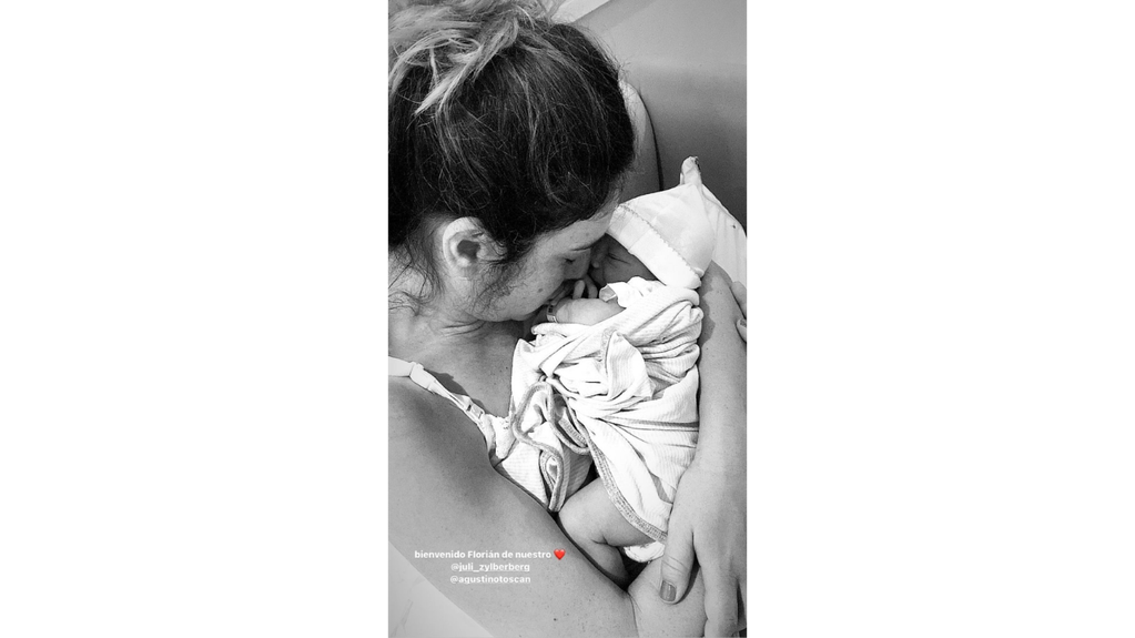 Julieta anunció el nacimiento con una tierna foto junto a su hijo.