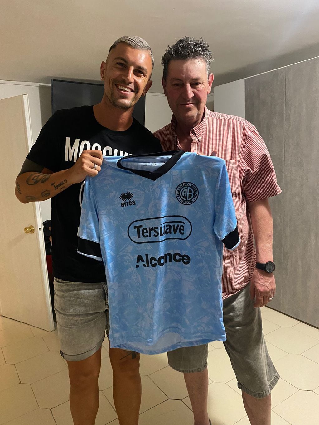 "Luifa" Galesio junto a su papá y la camiseta de Belgrano que le mandó Pablo Vegetti. (Gentileza Luis Galesio).