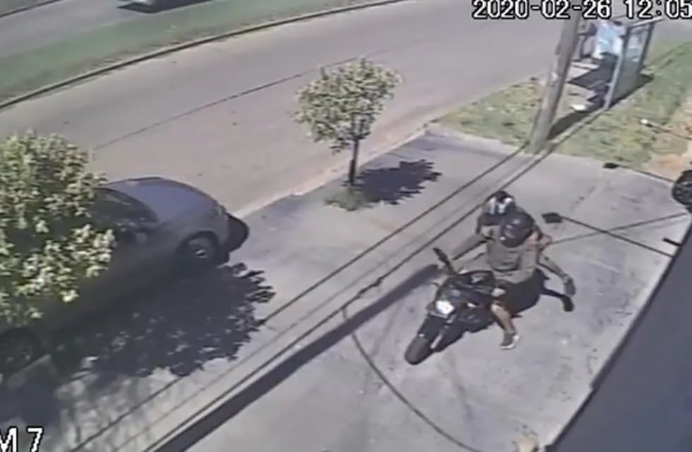 Video: motochorros escaparon de lo que iba a ser una paliza, luego de que se frustrara el robo que querían cometer (Foto: Captura de imagen de seguridad)