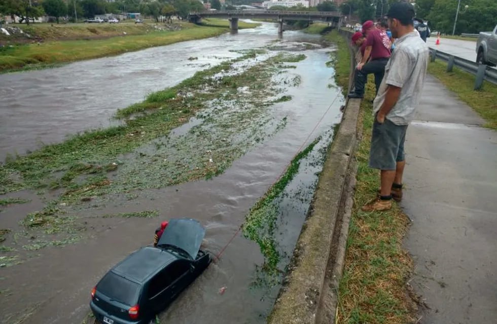 El auto fue arrastrado por la correntada y la mujer fue rescatada.