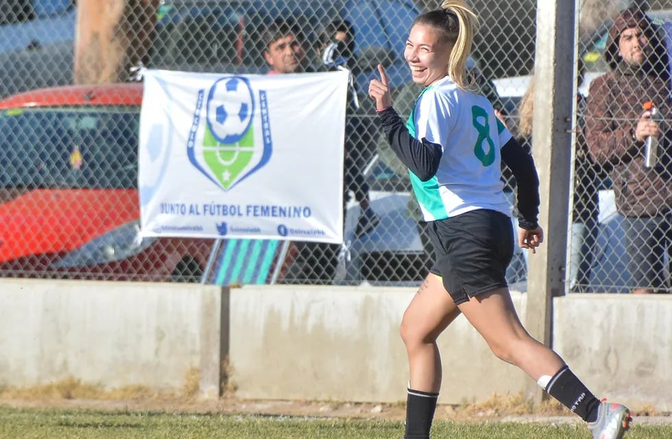 Julieta Romero convirtió el gol de la final y festejó con Municipales.