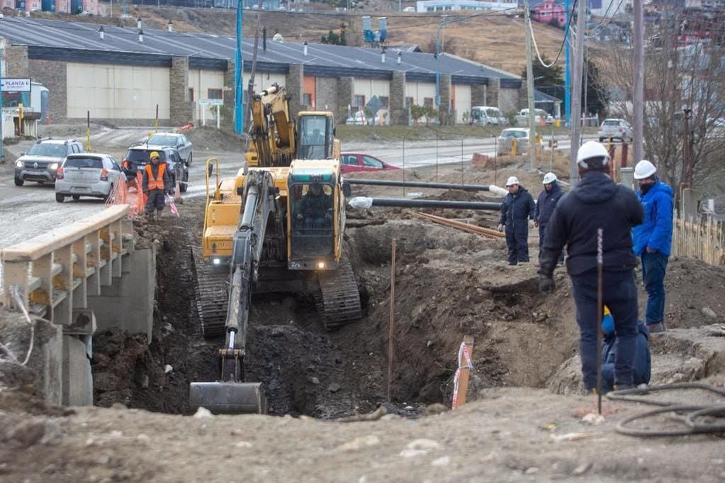 Personal y maquinaria de la Municipalidad de Ushuaia, iniciaron obras para reubicación del gasoducto sobre Arroyo Grande.