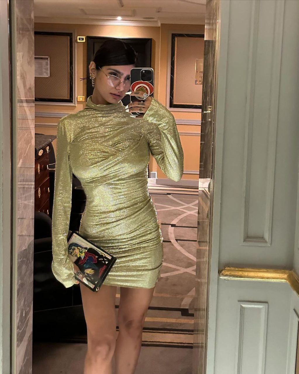 Mia Khalifa encandiló con un vestido dorado