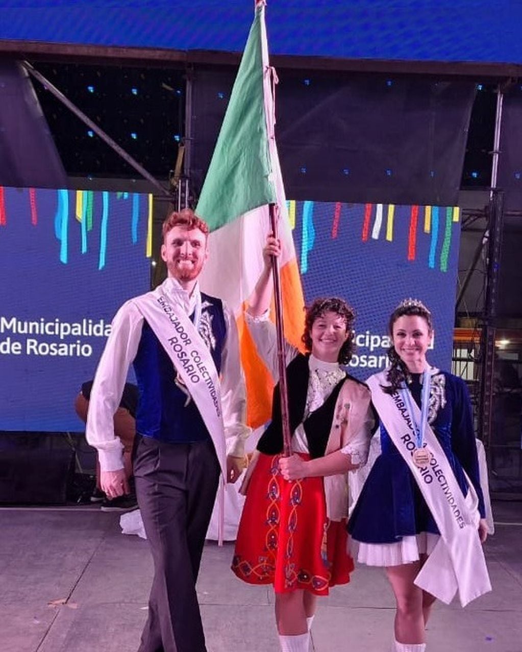 La pareja de la agrupación irlandesa celebró con una sonrisa enorme.