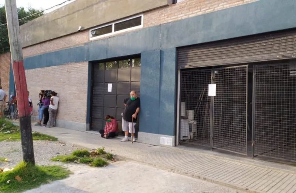 El negocio que regala el pan es furor en la zona oeste de Rosario. (@maxiklan)