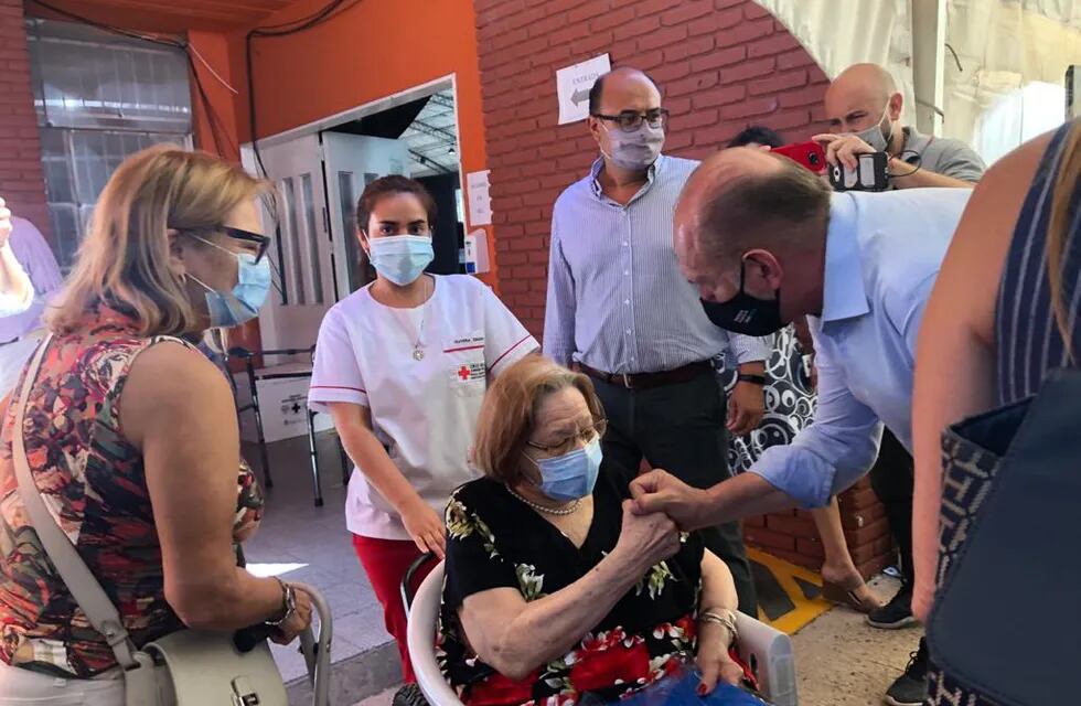 El gobernador Omar Perotti estuvo en la Esquina Encendida de Santa Fe, donde empezaron a vacunar a mayores de 90 años. (@omarperotti)