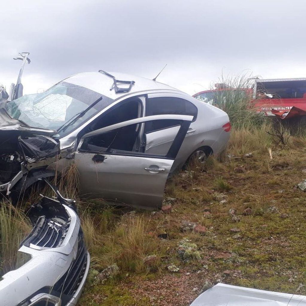 Un auto terminó destrozado en las Altas Cumbres