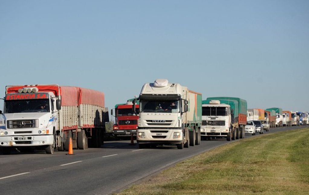La espera de camiones cargados con granos se redujo a la mitad en puertos del Gran Rosario