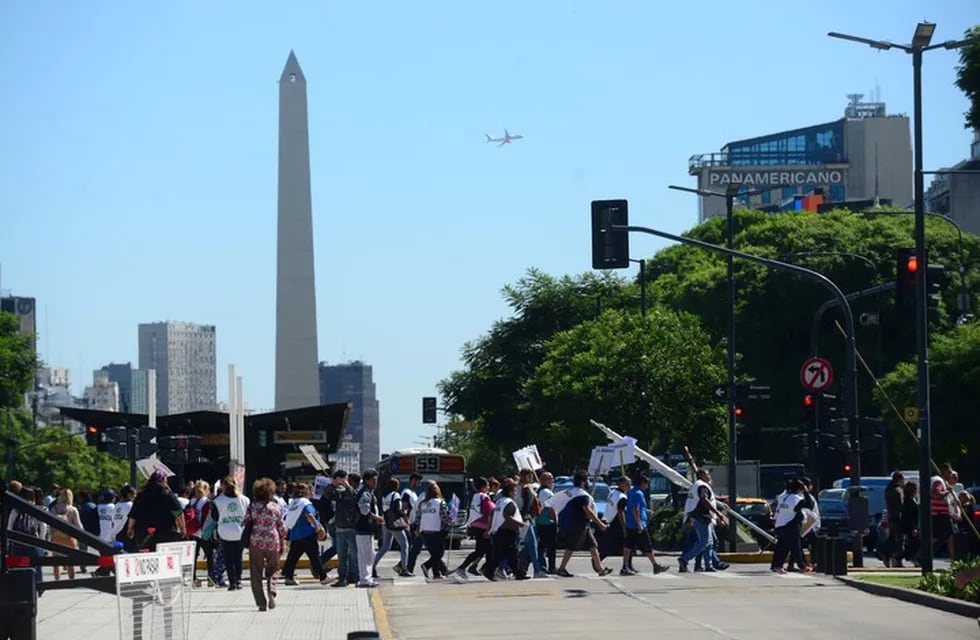 Organizaciones sociales cortan la 9 de Julio. (Foto: Clarín)
