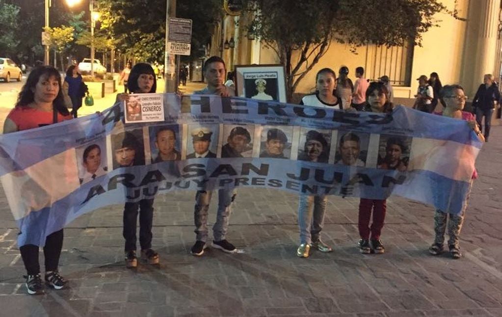 En la bandera celeste y blanca que sostienen sus familiares, los nueve tripulantes jujeños del submarino ARA San Juan.