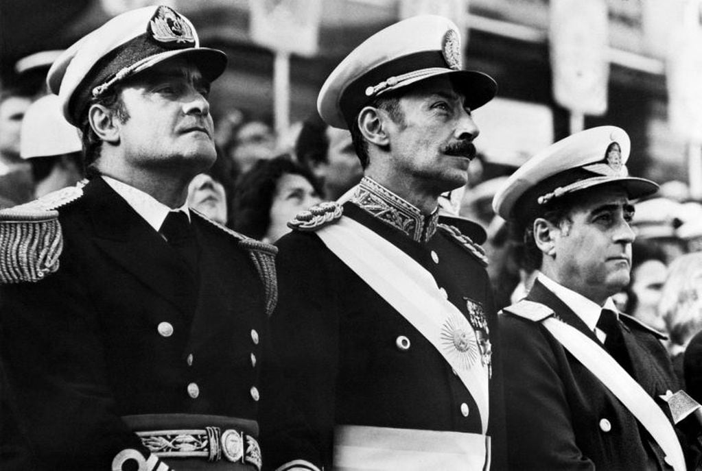 (FILES) This file photo taken on January 01, 1977 shows General Orlando Ramon Agosti (R), Commandant of Argentinian Air Force, Lieutenant General Jorge Rafael Videla (C), President of Argentina, and Admiral Emilio Massera (L) during an official ceremony, Argentina, 1977. 
Participants in Operation Condor, in which six South American dictatorships collaborated to torture and assassinate their opponents, will face judgment May 27, 2016, four decades after their actions and three years into their trial. / AFP PHOTO / -  Orlando Ramon Agosti Jorge Rafael Videla Emilio Massera condena responsables de la operacion condor dictadura militar