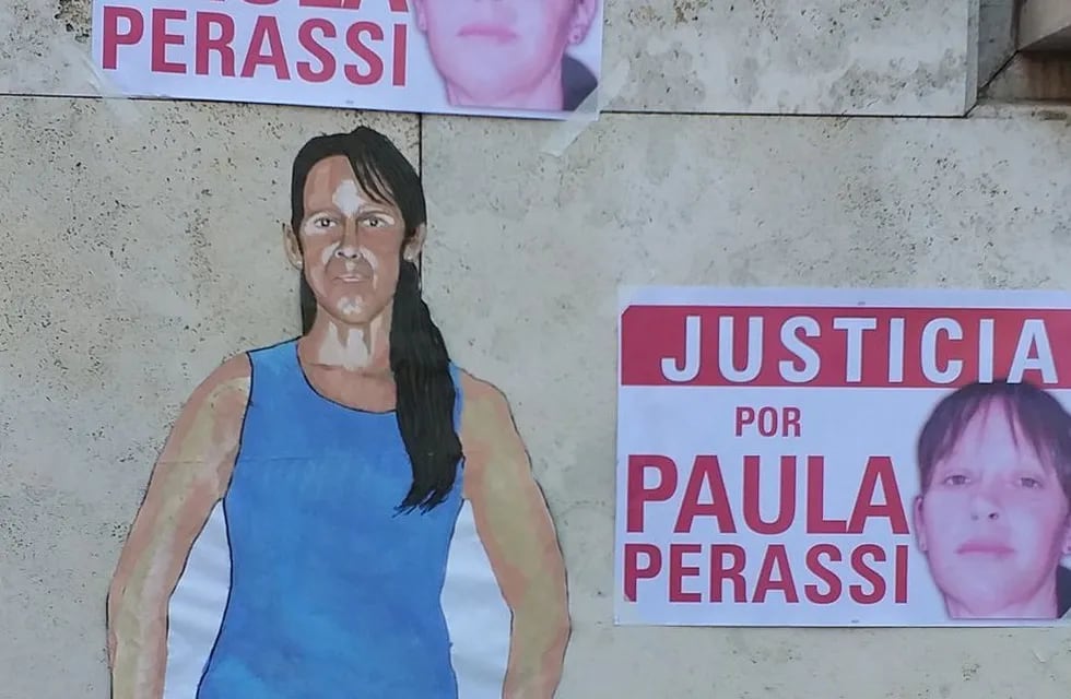 La Multisectorial Justicia por Paula Perassi pegó afiches y dibujos de la víctima en los Tribunales Provinciales de Rosario. (@anytramontini)