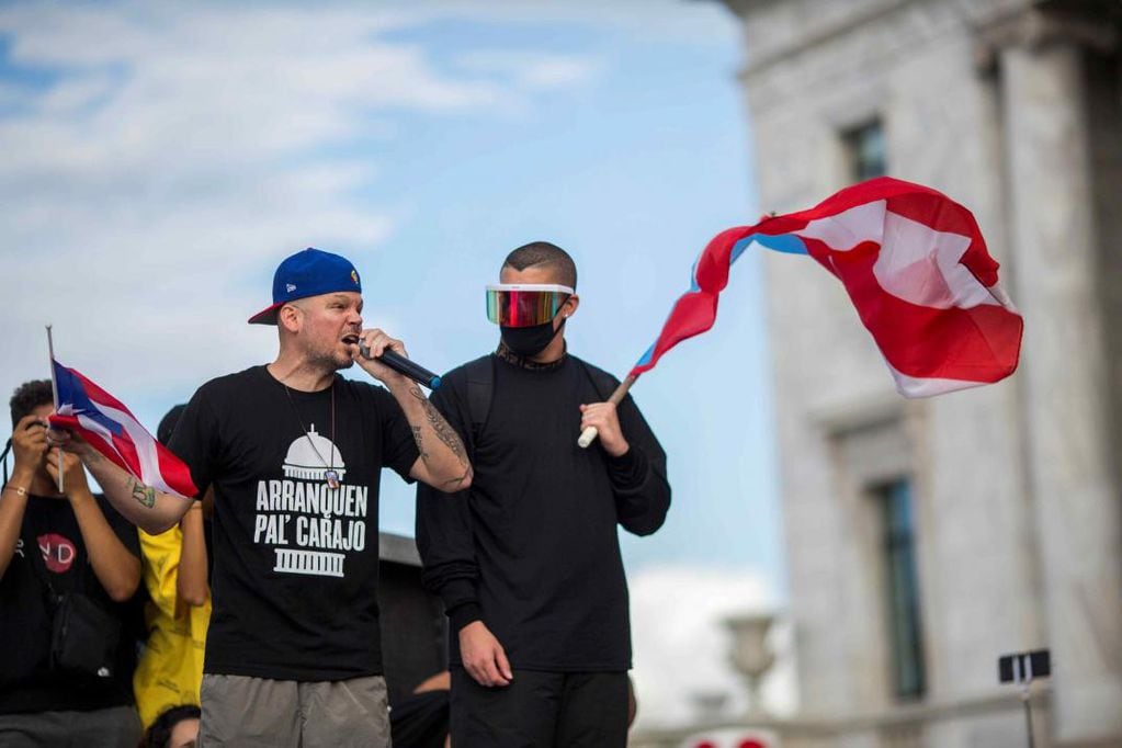 Residente y Bad Bunny quieren a su bandera. (AP)