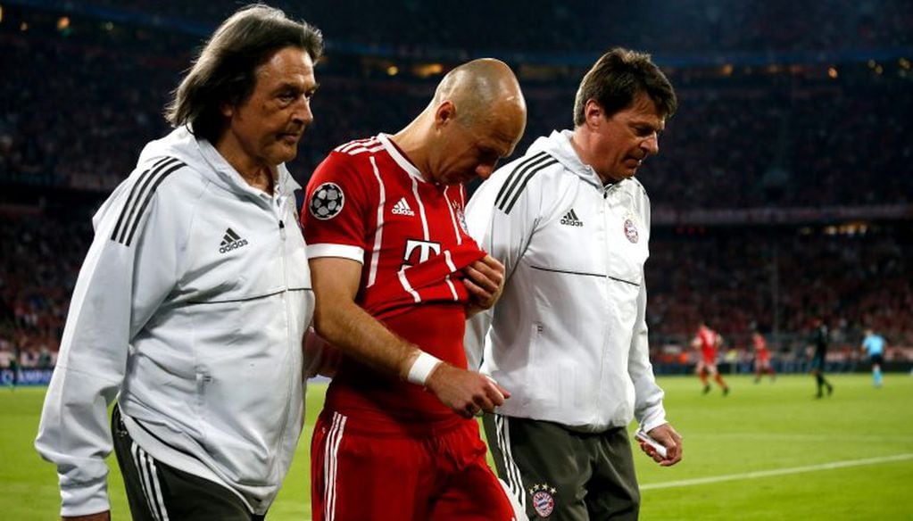 Arjen Robben salió lesionado a los ocho minutos de juego y en su lugar ingresó Thiago Alcántara. Foto: EFE.