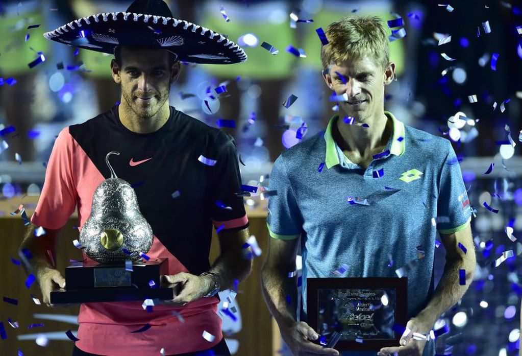 Argentina's Juan Martin del Potro (L) and South Africa’s Kevin Anderson pose with their trophys of the Mexican Tennis Open ATP in Acapulco, Guerrero State, Mexico, on March 3, 2018. / AFP PHOTO / PEDRO PARDO