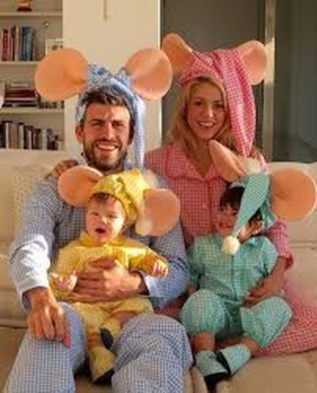 La pareja de Shakira y Gerard Piqué se disfrazaron de Topo Gigio junto a sus hijos y lo mostraron en Instagram