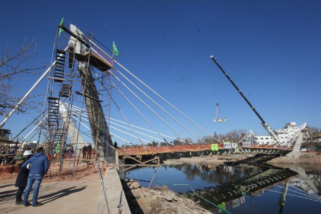 El puente cubre una luz libre de 70 metros. (foto: prensa Municipal).