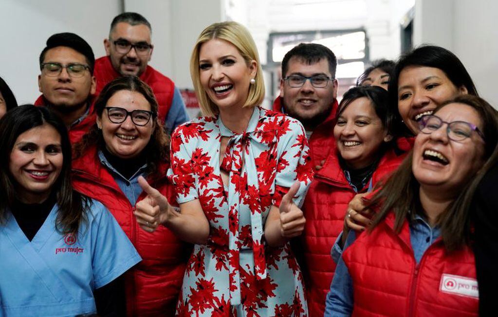 Ivanka Trump posa para las fotos junto a sus anfitriones durante la visita a la sede de Pro Mujer, en San Salvador de Jujuy.  REUTERS/Kevin Lamarque