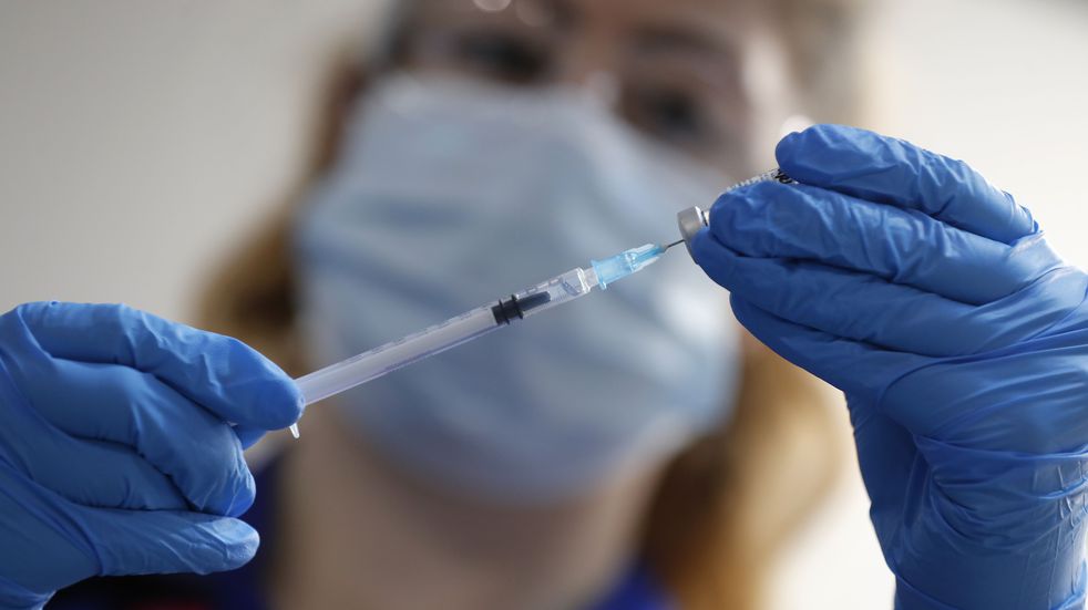 Una enfermera prepara una inyección de la vacuna contra el COVID-19 desarrollada por Pfizer y BioNTech. (AP Foto/Frank Augstein, Pool)