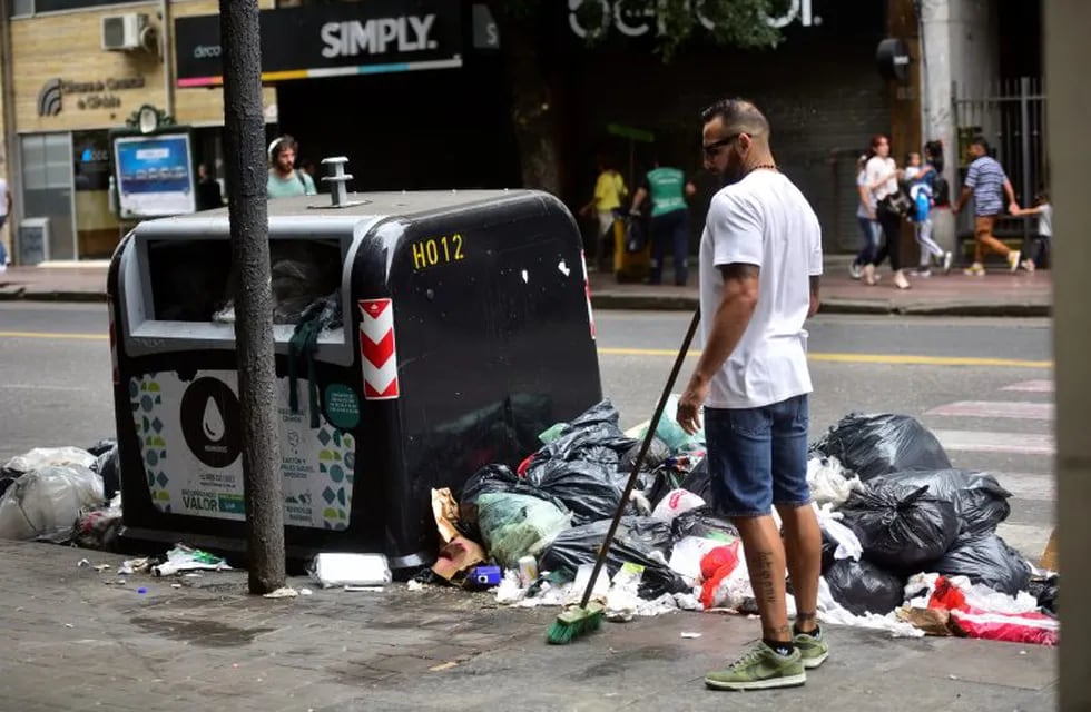 La basura se acumula en la ciudad de Córdoba por una protesta del Surrbac ante la suspensión de un trabajador.
