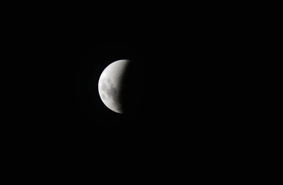 Luna de sangre secuancia entre las 23 y las 24 horas de este domingo (foto Javier Ferreyra 15 mayo 2022).