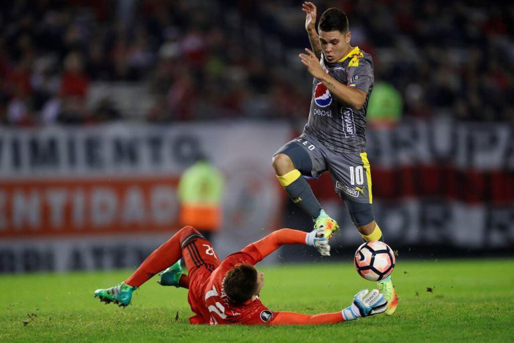 BAS31. BUENOS AIRES (ARGENTINA), 25/05/2017. El jugador del Independiente Medellín Juan Fernando Quintero (i) trata de superar al portero Maximiliano Velazco (d), de River Plate, hoy, jueves 25 de mayo de 2017, durante un partido por el Grupo 3 de la Copa Libertadores entre el Independiente Medellín colombiano y el River Plate argentino, en el estadio Monumental de Buenos Aires (Argentina). EFE/David Fernández ciudad de buenos aires Juan Fernando Quintero Maximiliano Velazco futbol copa libertadores 2017 futbolistas partido river plate vs independiente de medellin