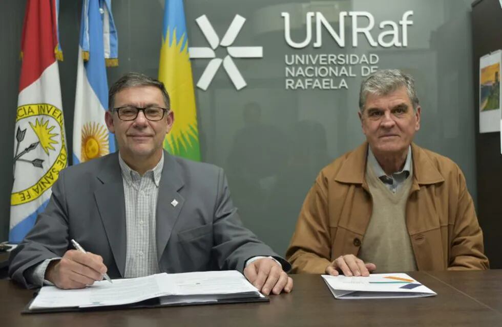 El Rector de la UNRaf, Dr. Rubén Ascúa, junto al Socio Gerente de Pirámide S.R.L. Omar Agüero, durante la firma del contrato.