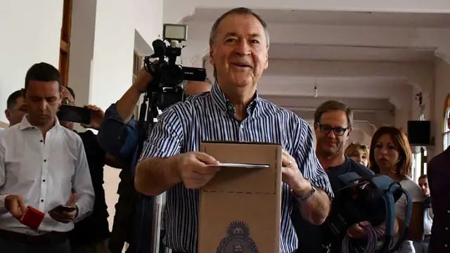 El gobernador Juan Schiaretti vota en las elecciones 2019.